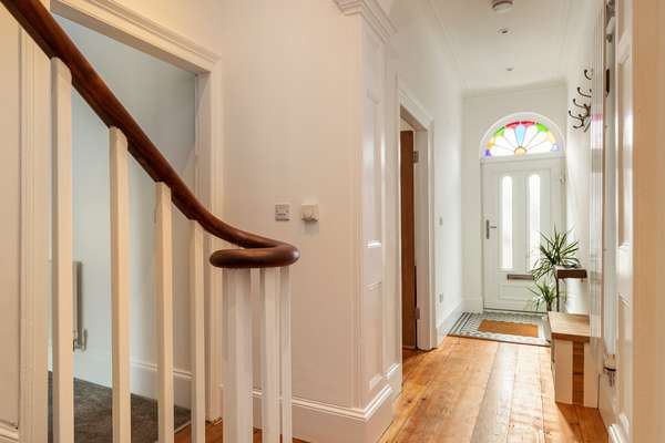 Falcon House - Charming Cottage, Central Location
