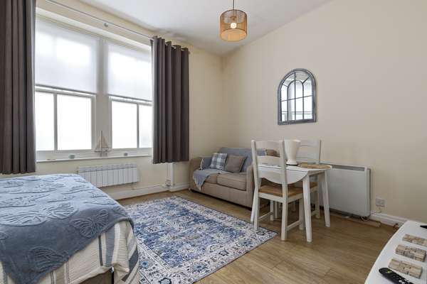 Tenby Studio Apartment - Close to Beach and Town Centre