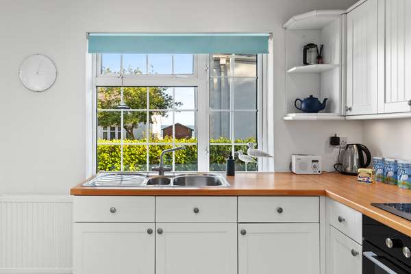 Ruby Cottage - Beachside Cottage with Views