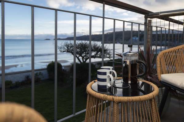 Beach Retreat - Sea Views, Parking, Beach Access