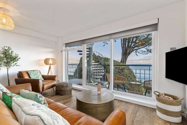 Beach Retreat - Sea Views, Parking, Beach Access