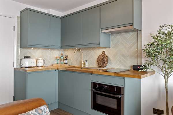 Beach Retreat - Sea Views, Parking, Beach Access