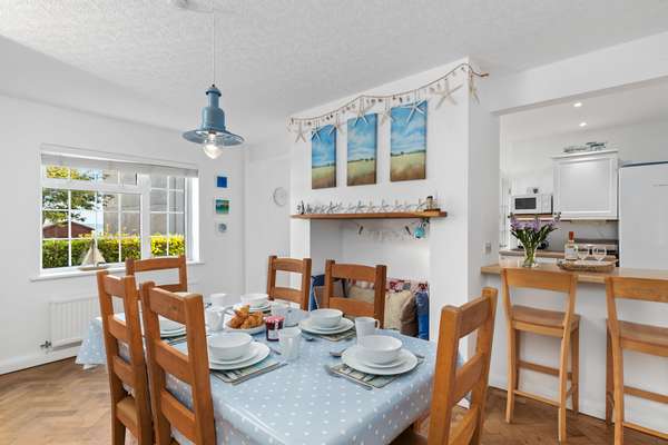 Ruby Cottage - Beachside Cottage with Views