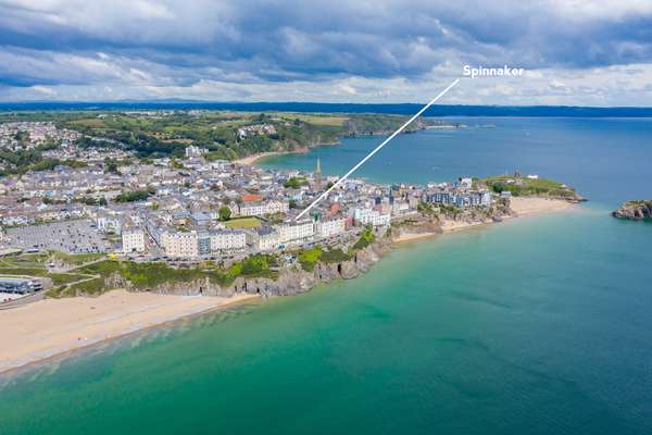 Spinnaker - Close to Town with sea views