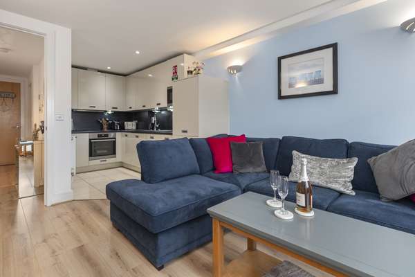 12 Rhodewood House - Close to Village and Beach, Sea Glimpses