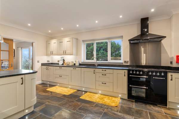 Maynor - Large Luxury House, Log Burner, Central Location