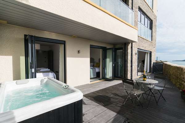 Apartment 3 Waterstone House - Sea Front with Hot Tub