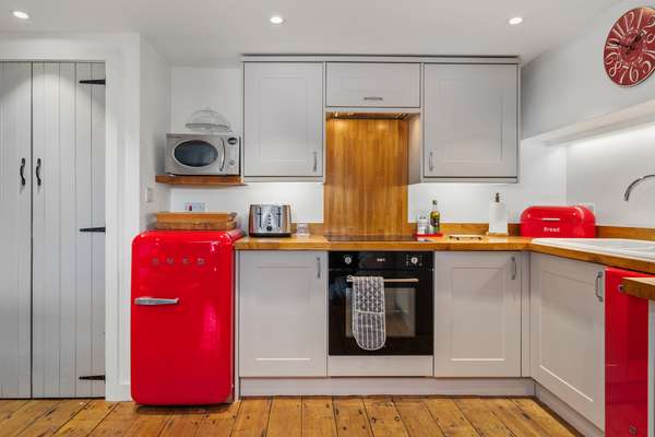 The Cwtch Apartment - Sea Views, Walk to Beach