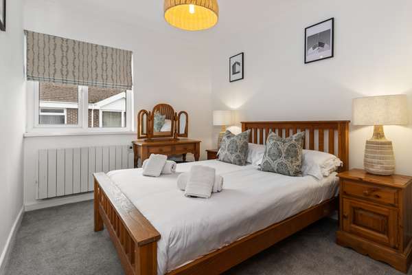 Sea Urchins Apartment - Sea front apartment with views, pet friendly