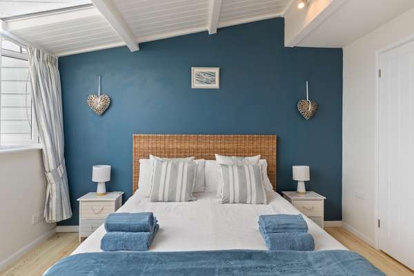Cystanog Fach - Spectacular Sea Views, Balconies, Parking