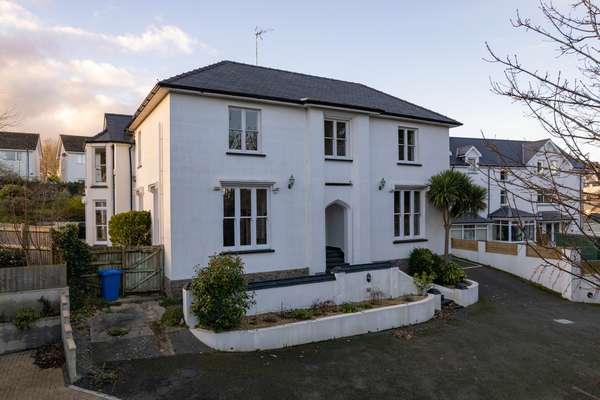Apartment 4 St Mary's House - Tenby Apartment with Parking