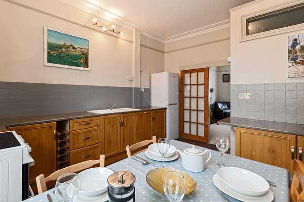 Connaught House - Central location, near the beach