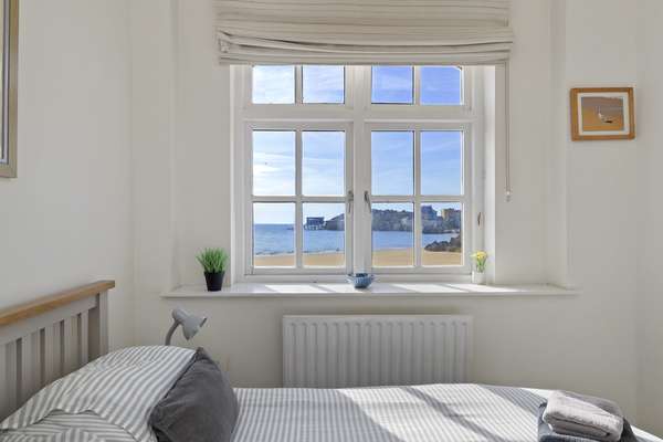 1 Sunny Cove - Direct Beach Access, Sea Views
