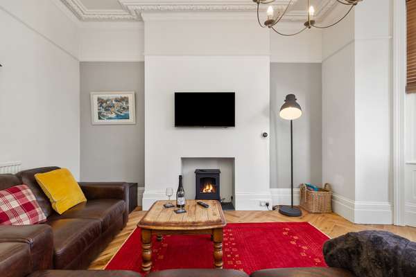 Spinnaker - Close to Town with sea views