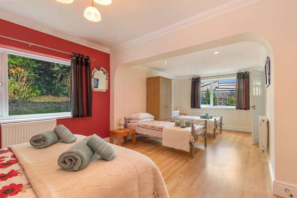 Sunningdale - Beach House, Sea Views, Parking