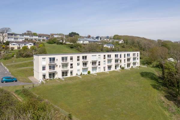 Salty Kisses - Sea Front Apartment