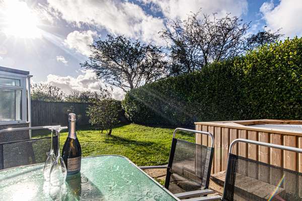 Ty Gwyn - Cottage with Hot Tub, Parking, Dog Friendly