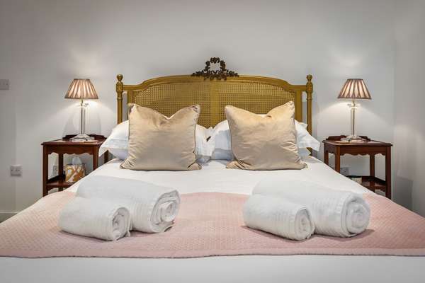 The Cwtch Apartment - Sea Views, Walk to Beach