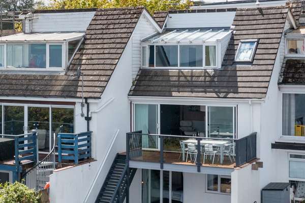 Cystanog Fach - Spectacular Sea Views, Balconies, Parking
