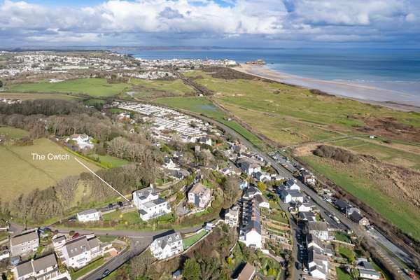 The Cwtch Apartment - Sea Views, Walk to Beach