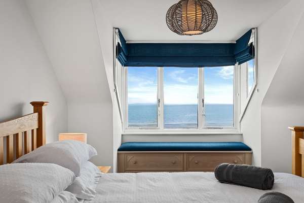 Penrose - Beach House with Direct Beach Access