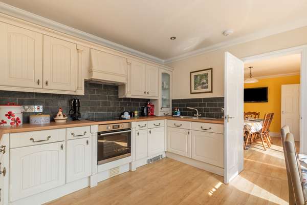 Sunningdale - Beach House, Sea Views, Parking