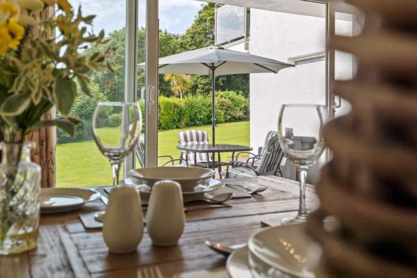 Harbour Reach - Short walk from beach and village, parking