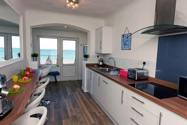 Gone to the Beach - Sea Views, Direct Beach Access