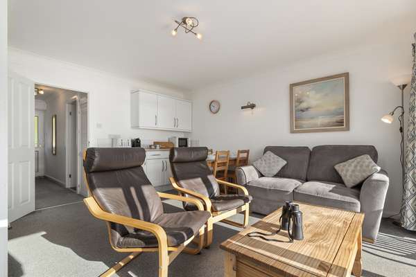 4 Strandways - Sea Views, Parking, Beach Access