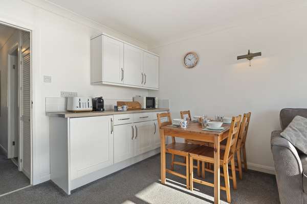 4 Strandways - Sea Views, Parking, Beach Access