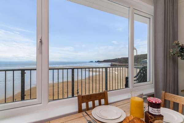 Sea Urchins Apartment - Sea front apartment with views, pet friendly