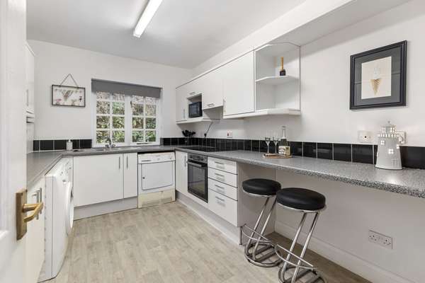 5 Sunny Cove - Direct Beach Access, Sea Views