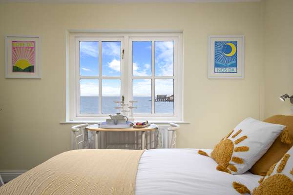 5 Sunny Cove - Direct Beach Access, Sea Views