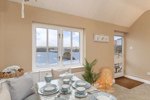 5 Sunny Cove - Direct Beach Access, Sea Views