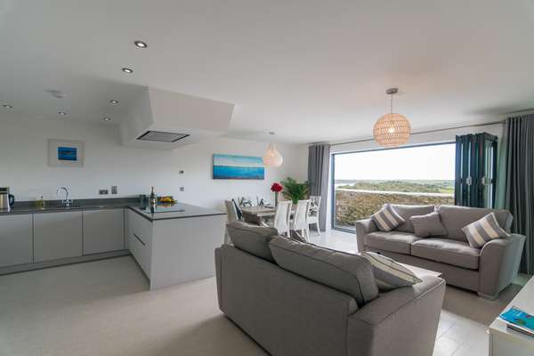 Apartment 3 Waterstone House - Sea Front with Hot Tub