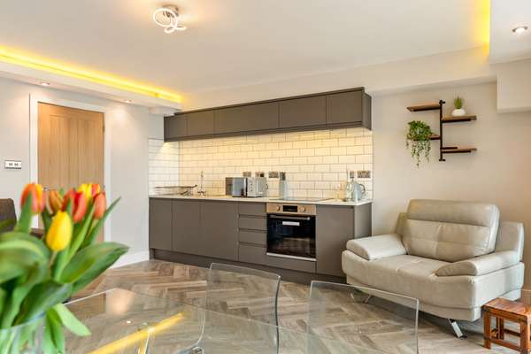 6 Beach Court - Direct Beach Access, Sea Views