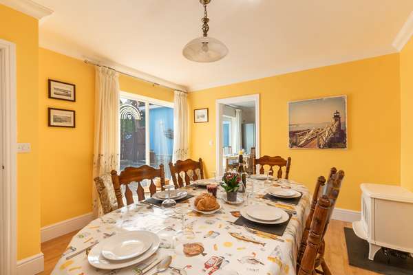 Sunningdale - Beach House, Sea Views, Parking
