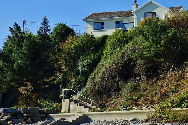 The Cottage - Sea Views, Direct Access to Beach