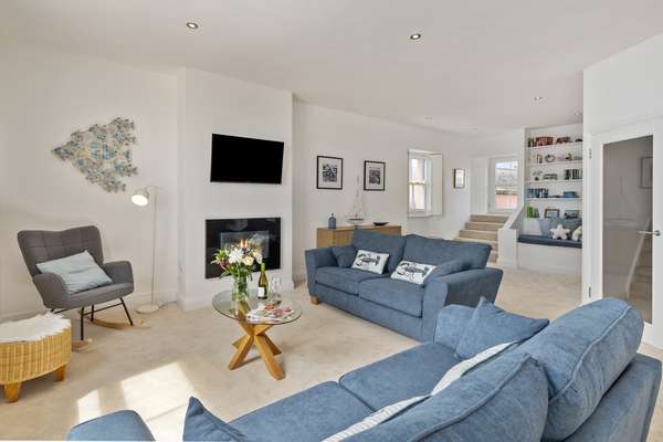 8 Paragon Court - Penthouse, Sea Views