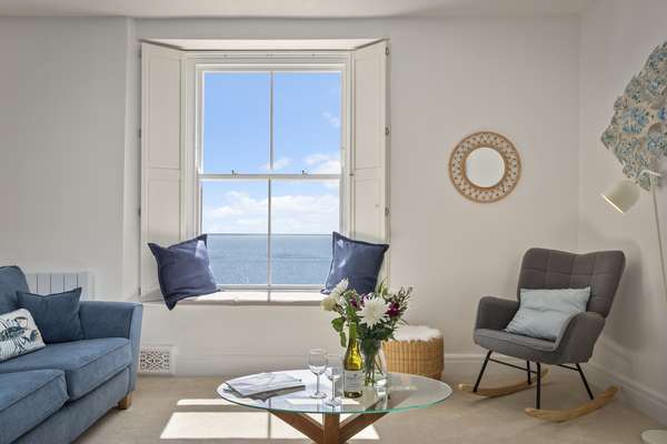 8 Paragon Court - Penthouse, Sea Views