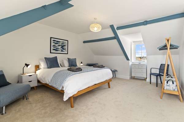 8 Paragon Court - Penthouse, Sea Views
