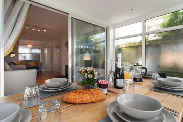 Ty Gwyn - Cottage with Hot Tub, Parking, Dog Friendly