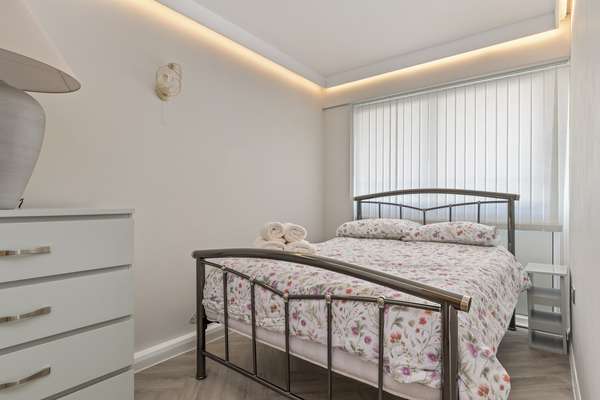 9 Strandways - Sea Views, Parking, Beach Access