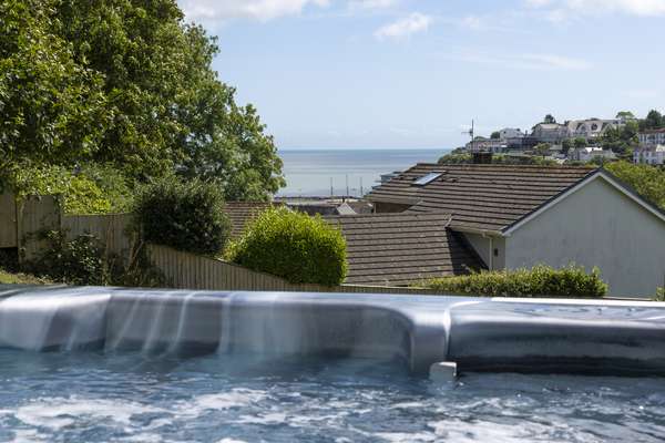 Amber Cottage - Hot Tub, Sea Views and Log Burner