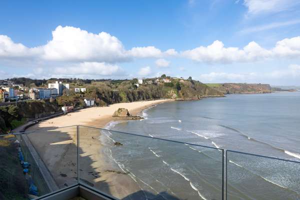Royal Victoria Court 11 - Sea View Apartment