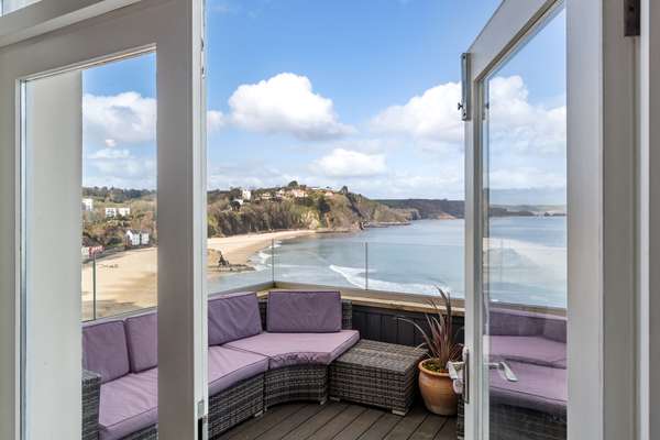 Royal Victoria Court 11 - Sea View Apartment