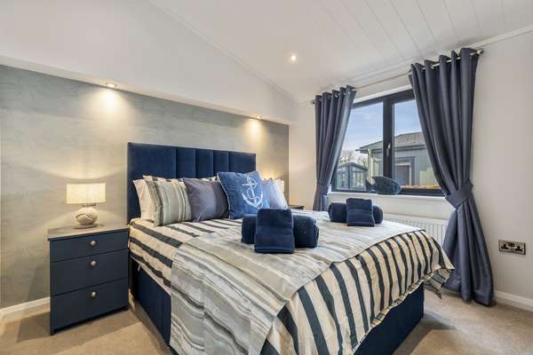 Bryn Hafod - Luxury Lodge, Hot Tub, Walk to Beach
