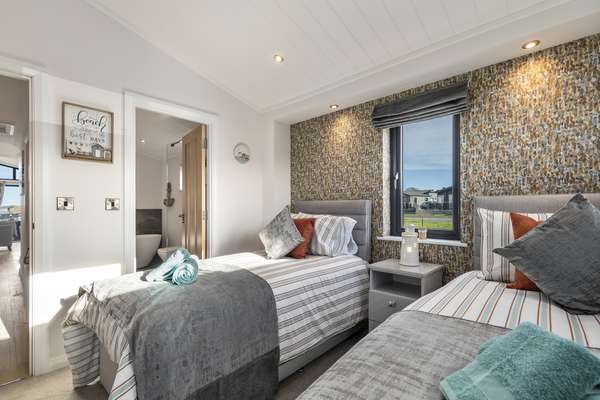 Bryn Hafod - Luxury Lodge, Hot Tub, Walk to Beach