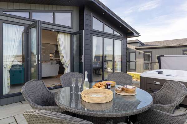 Bryn Hafod - Luxury Lodge, Hot Tub, Walk to Beach