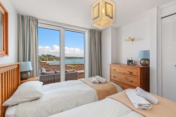 Captains View - Sea Views, Harbour Views, Terrace, Parking
